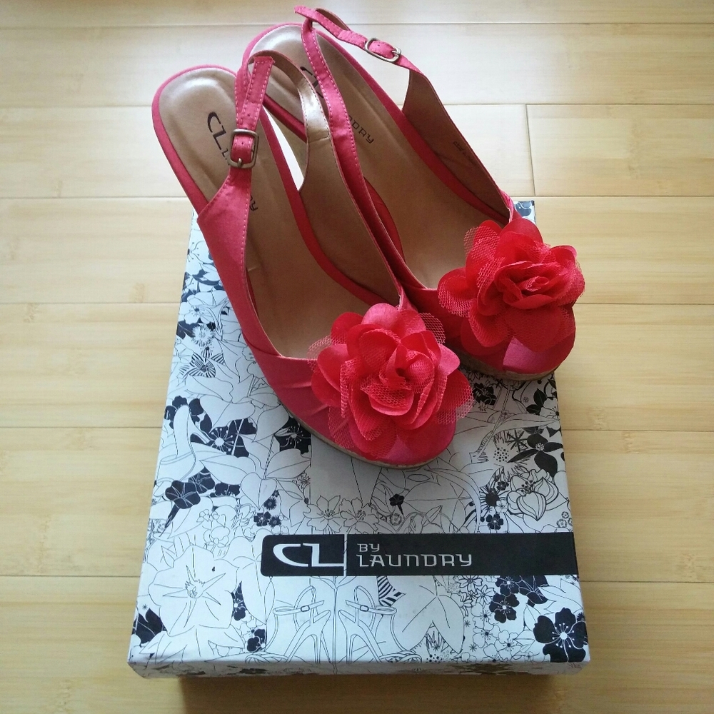 -NEW- CL by Laundry Ilena Peep Toe Flower Wedges 8.5